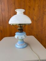 Lampe ancienne , »opaline »décorée, charme d'antan garanti!